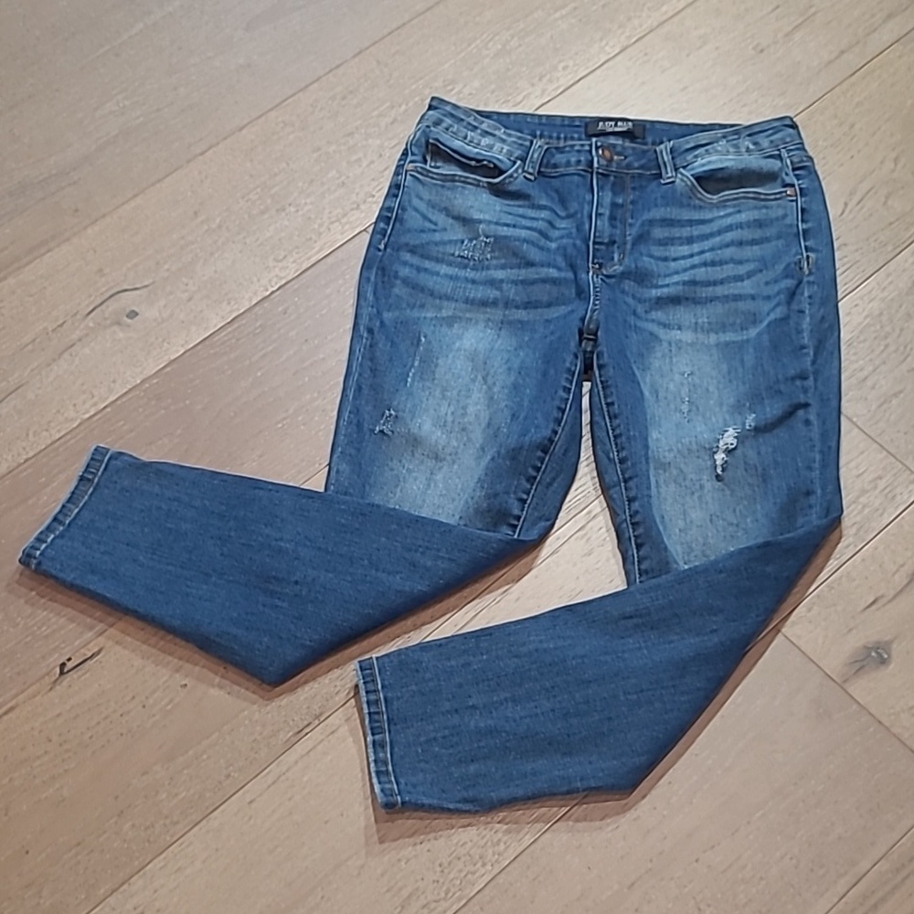 Judy Blue Jeans Women's sz 32 Relaxed Fit Mid Rise Distressed Crop Denim Jeans